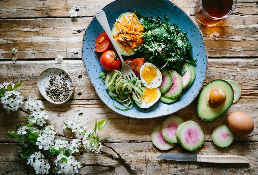 oeuf poché avec légumes et tomates sur plaque bleue