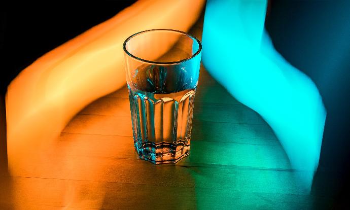 Bicchiere d'acqua con luci al neon