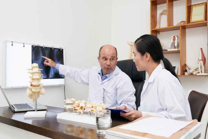 Médico falando sobre a importância do potássio na saúde óssea