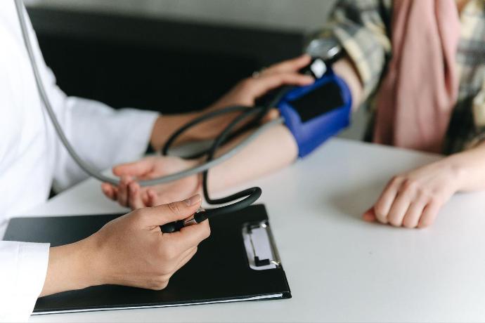 Medico che misura la pressione sanguigna digitale
