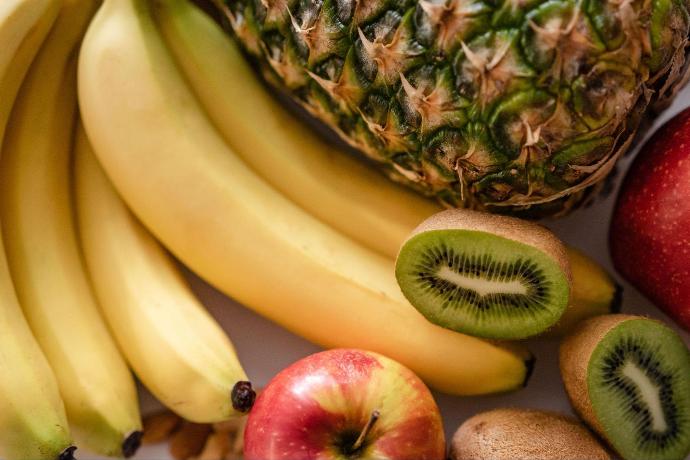 Variedade de frutas desde banana até abacaxi ricas em Potássio