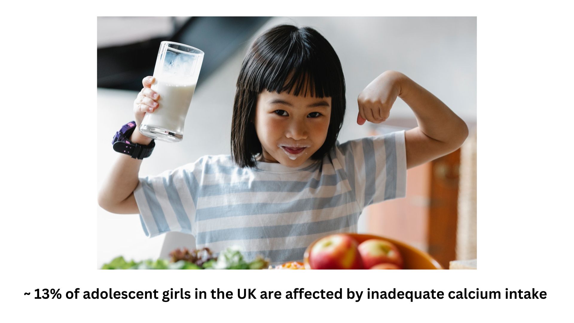 Uma menina bebendo leite