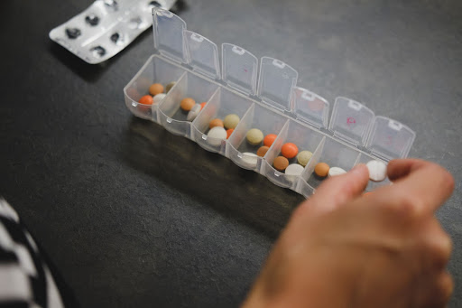 Caja de medicamentos con tabletas de gluconato de potasio.