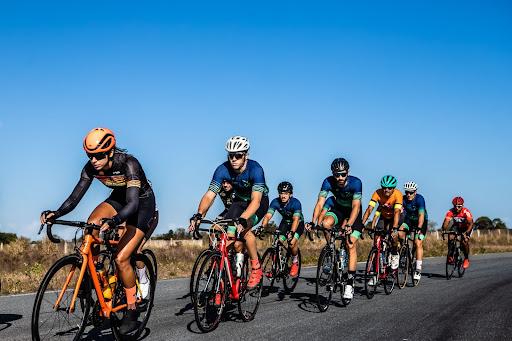 Groupe de cyclistes en route vers la ligne d'arrivée