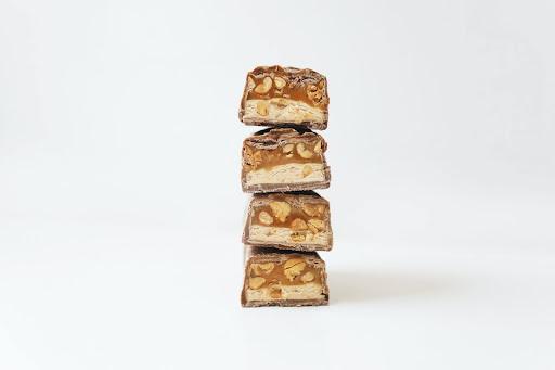 Uma pilha de barras energéticas com amendoim e caramelo